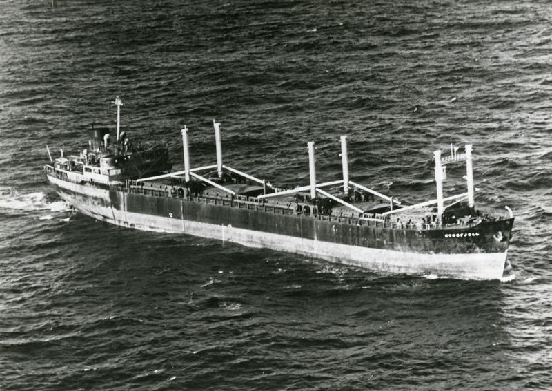 Bulk-carrier «Etnefjell» (b.1950) etter eksplosjonen og brannen ombord. Bildet er tatt av den amerikanske kystvakten. Foto: Norsk Maritimt Museum