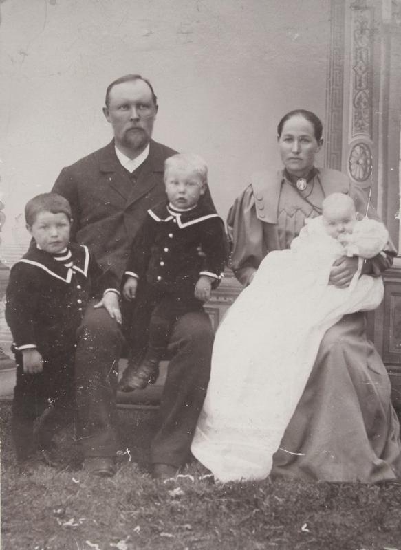 Karoline og Anders med barna Einar, Ragnvald og Anders, under sistnevntes dåp i 1896.