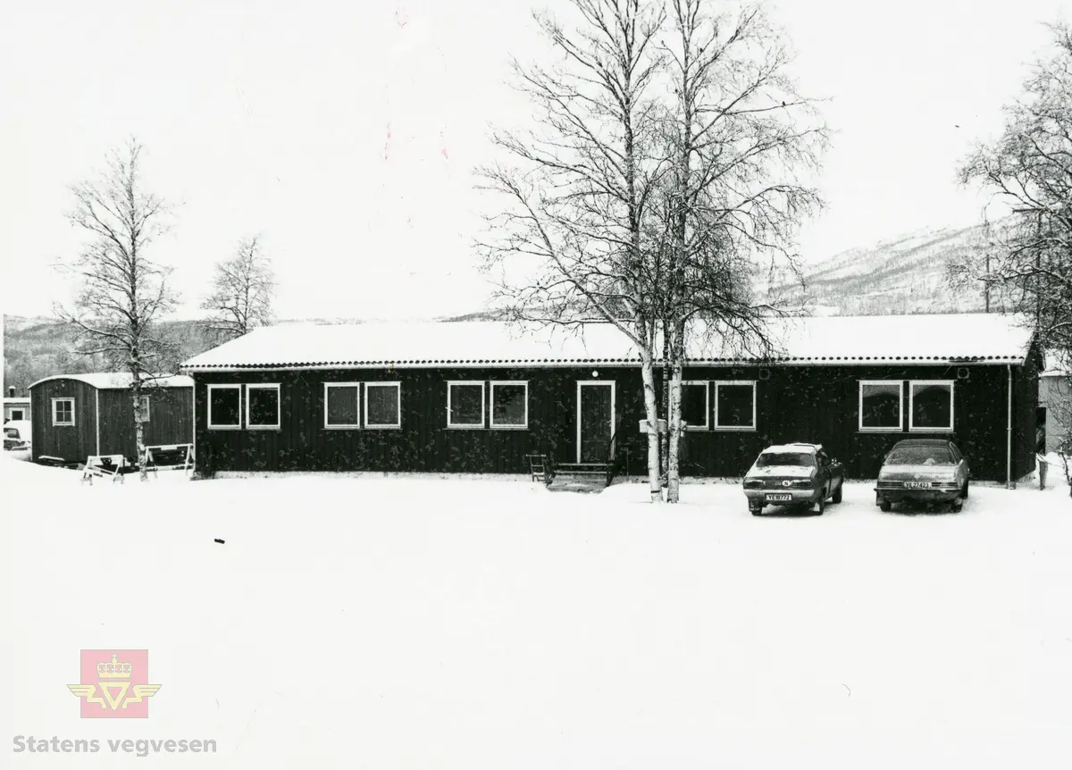 Bilde 1) Kontorbrakke, gamle Fauske vegstasjon vinterstid. "Franingbrakka" ble først anskaffet til Sørfoldvegen Megården 1960-64. I følge merking til bildet.
Fra venstre står det parkert to biler, en Nissan 1974 modell og en Opel Commodore 1976 modell. 

Bilde 2) Kontorbrakke, Fauske vegstasjon 1977.

Bilde 3) Verksted med kontorfløy, Fauske vegstasjon 1977.