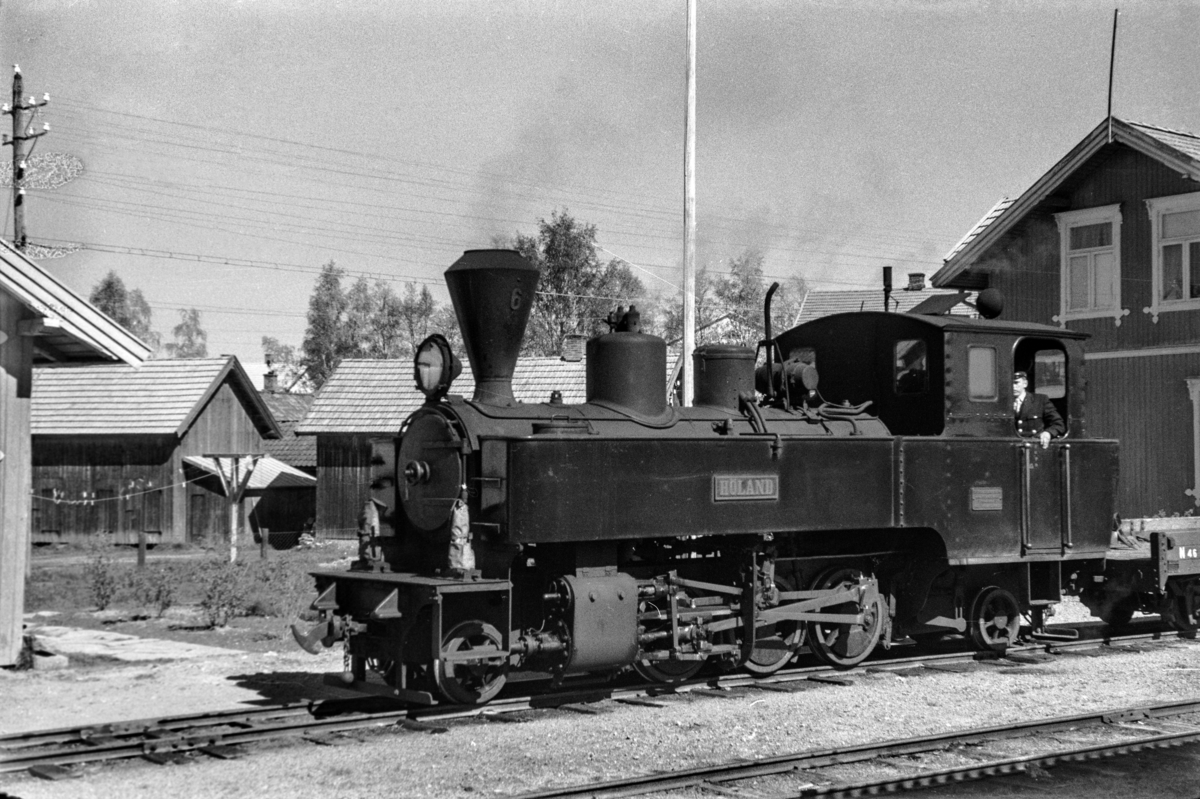 Blandet tog fra Sørumsand til Skulerud, tog 2051, på Løken stasjon. Toget trekkes av damplokomotiv nr. 6 HØLAND.