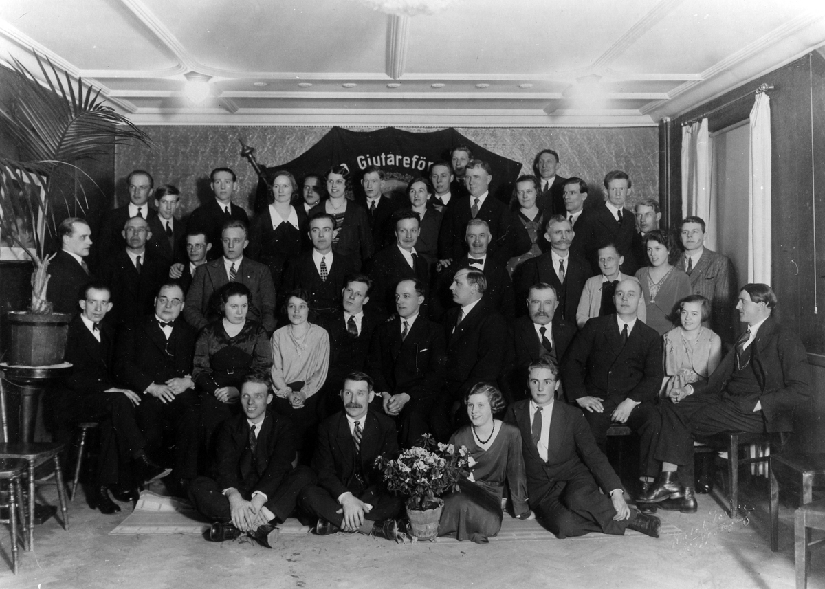 En gruppbild på Svenska Gjutareförbundets Alingsåsavdelning bestående av 9 st kvinnor och 32 män.
