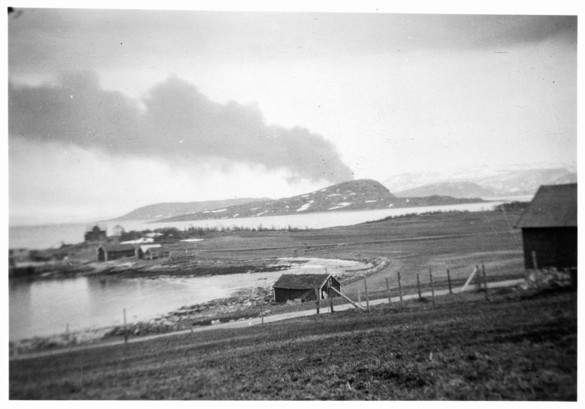 Brannrøyk fra Essotankene, sett fra Lundenes.