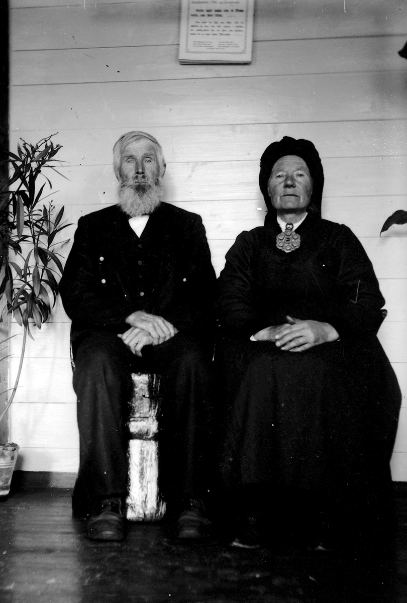 Fotoarkivet etter fotograf Aanund Olavson Edland. Portrett av Olav og Margit Vinjerui. Bildet er tatt i stua i Olavstogu.
