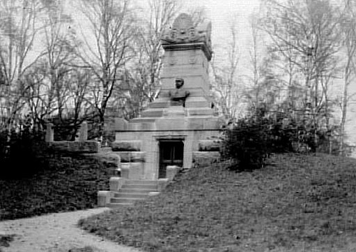 Författaren o skalden Viktor Rydbergs monument på Östra kyrkogården i Göteborg.