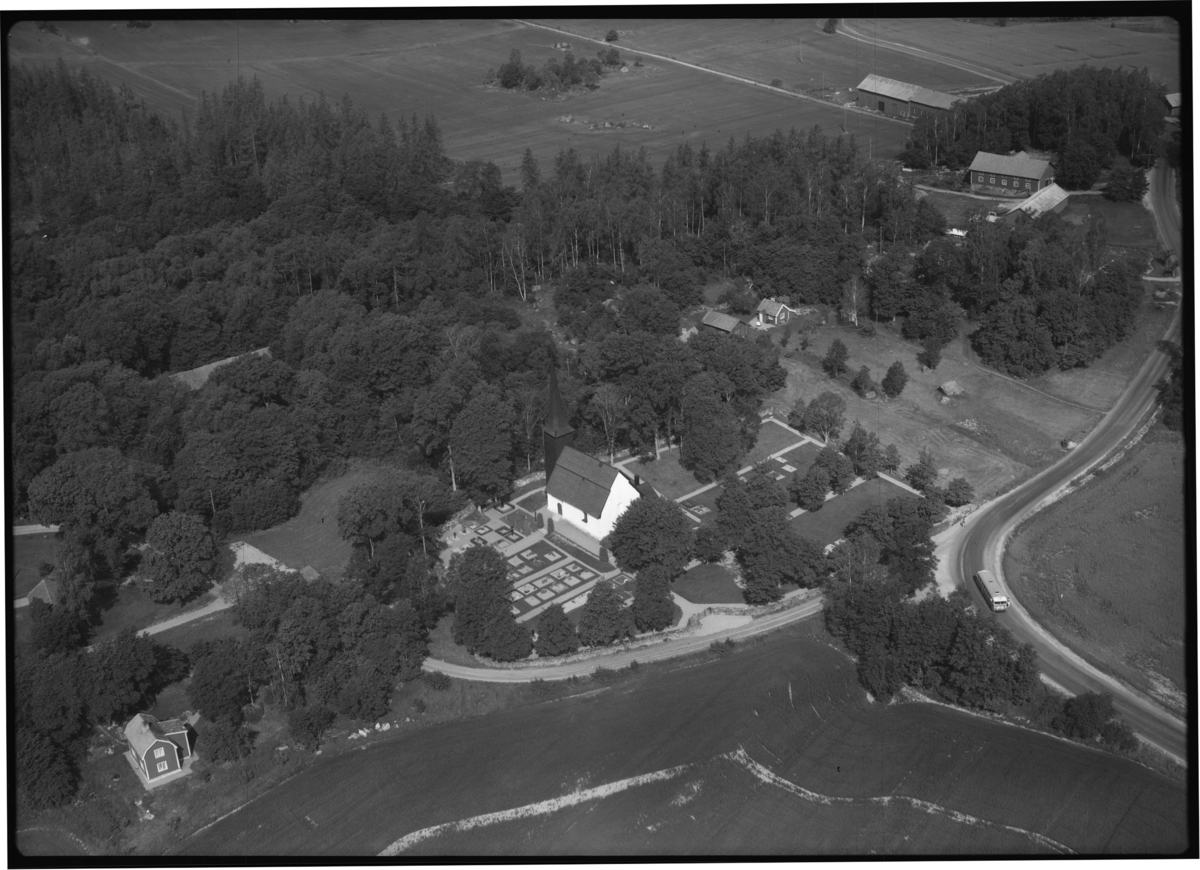 Flygfoto över Kungs Barkarö kyrka, Kungs-Barkarö.