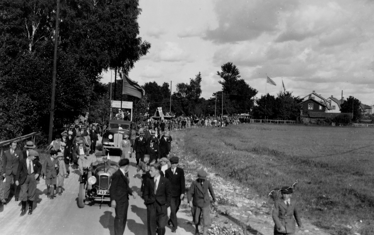 En kortege längs med en väg på Barnens Dag 1935.