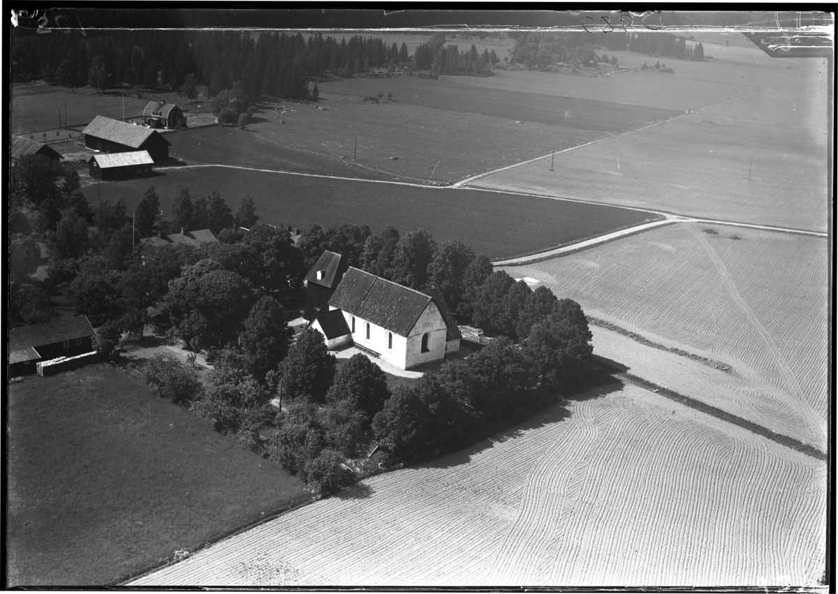 Flygfoto över Säby kyrka, Hallstahammar