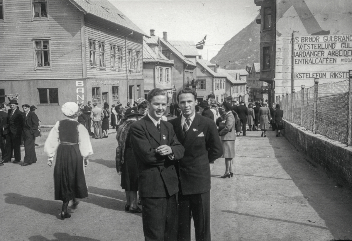 Hans Flattun og Einar Andersen i Odda sentrum 17.mai