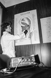 Homeopat Eva Langfeldt i Ski viser plansjer av Øret, kroppen
