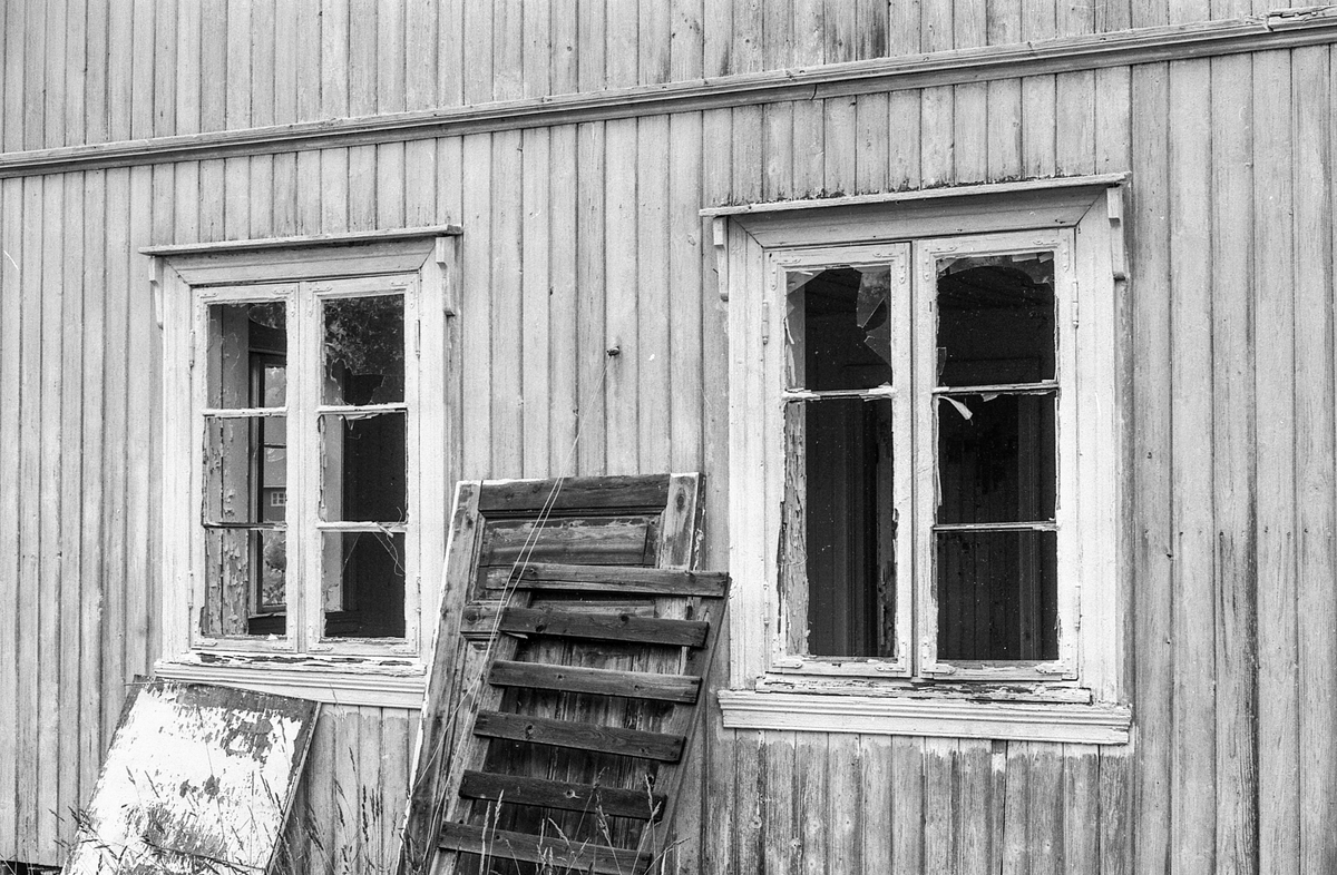 Verneverdig hus forfaller på Gjøfjell på Nesodden. Taksten faller av, knuste vinduer, råtne karmer. Steinerbarnehagen.