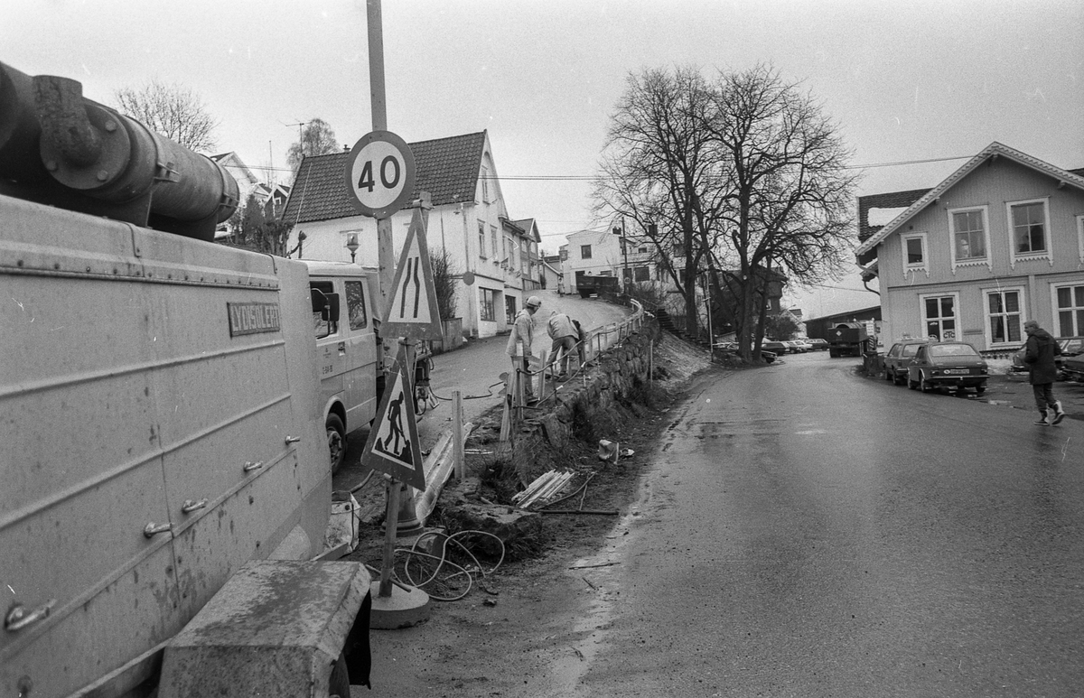 Moderne autovern blir byttet ut med smijernrekkverk i Jørnsebakken i Drøbak. Antikvarisk område. Drøbak - Hurumfergen.