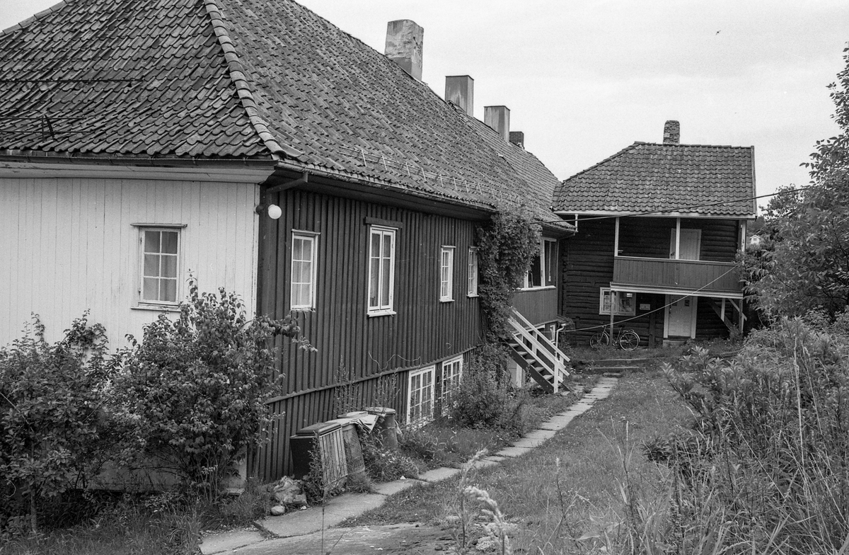 Diverse motiver fra Son sentrum. Villa i Strandvegen i Son, bebodd av Carl Dørnberger fra 1896. Kunstneren Arne Samuelsen (Tassulv) bor der nå.
