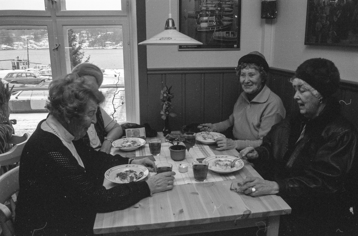 Ny cafe i Son. Fire voksne damer rundt cafebord, spiser grøt og blir skjenket saft eller kaffe.
