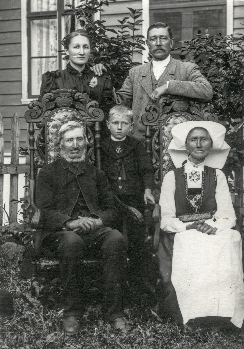 Sofie og Mikal Tollefsen med sonen Theodor og foreldra Tolleiv og Marta Almerke. 