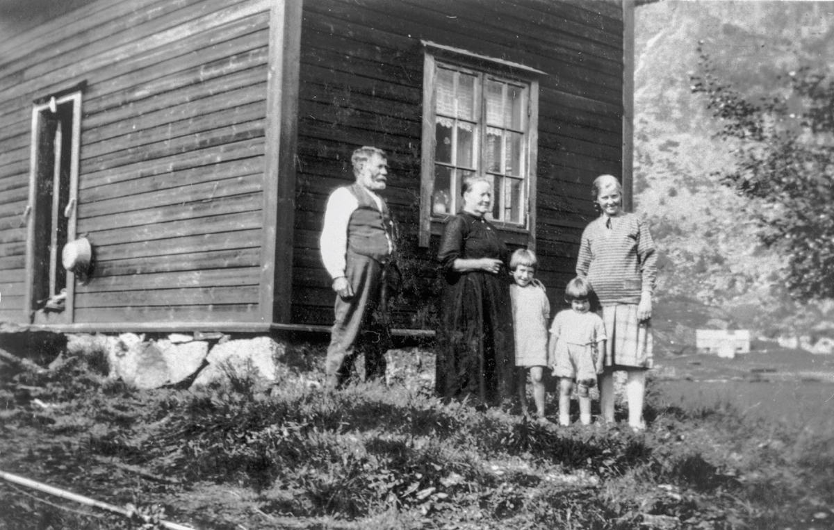 Familien Digranes framfor hytta si på Løyning. 