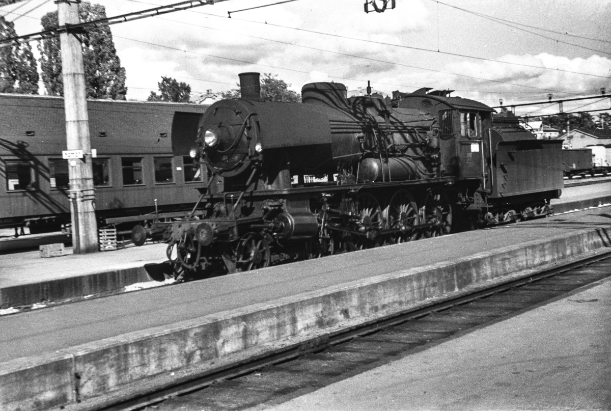 Utrangert damplokomotiv type 30a nr. 281 på Hamar stasjon.