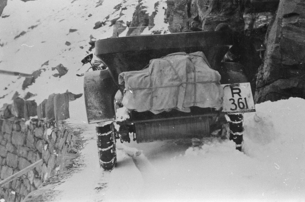 Familien Resch med bilen Protos 1919 over Haukeli.