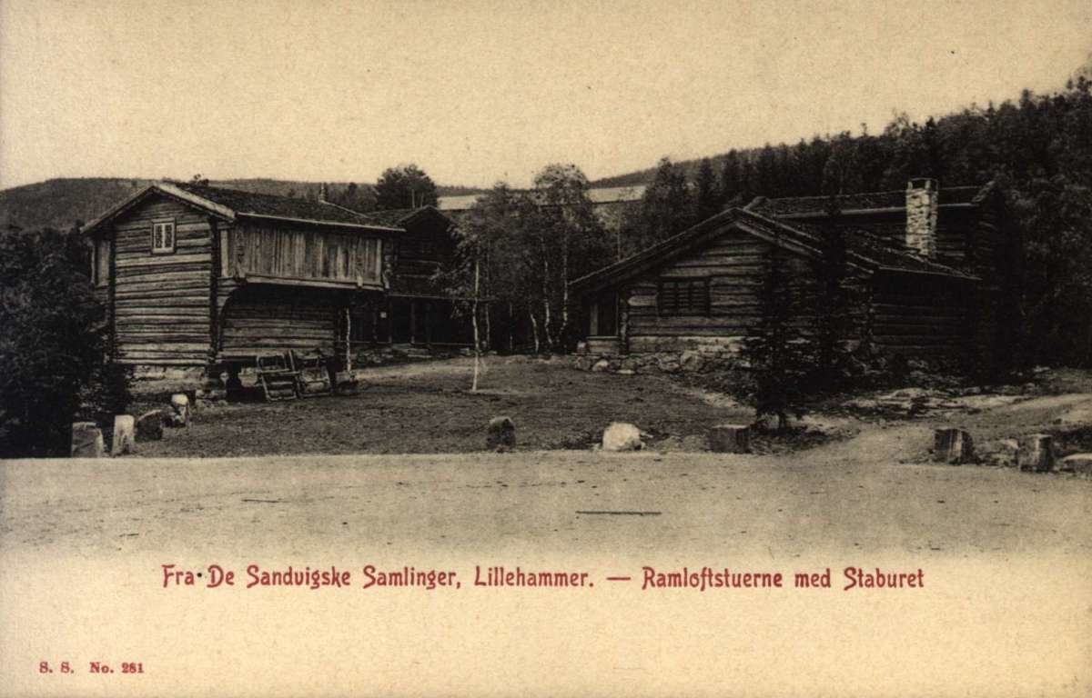 Postkort.  "Fra De Sandvigske Samlinger, Lillehammer. Ramloftstuerne med Staburet"