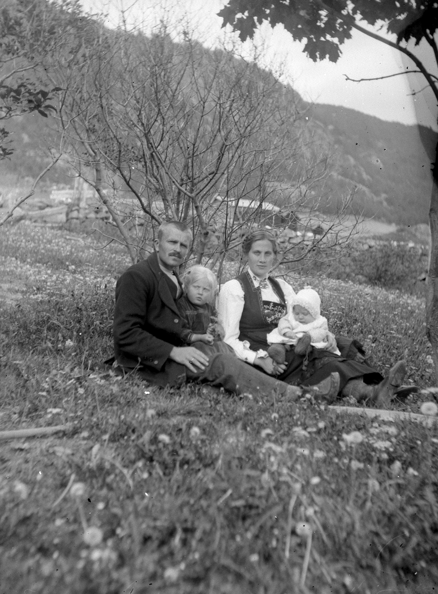 Fotoarkiv etter Aanund Edland. Utendørs portrett av Olav Kili og Astrid Hermanssen(gift Romtveit) og Gunnar(gift på Skare).