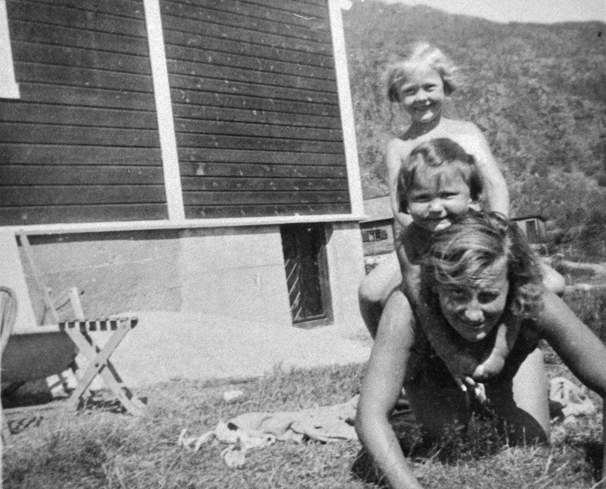 Torbjørg Christensen med dotter Kari-Marie og venninna Mildrid på Løyning