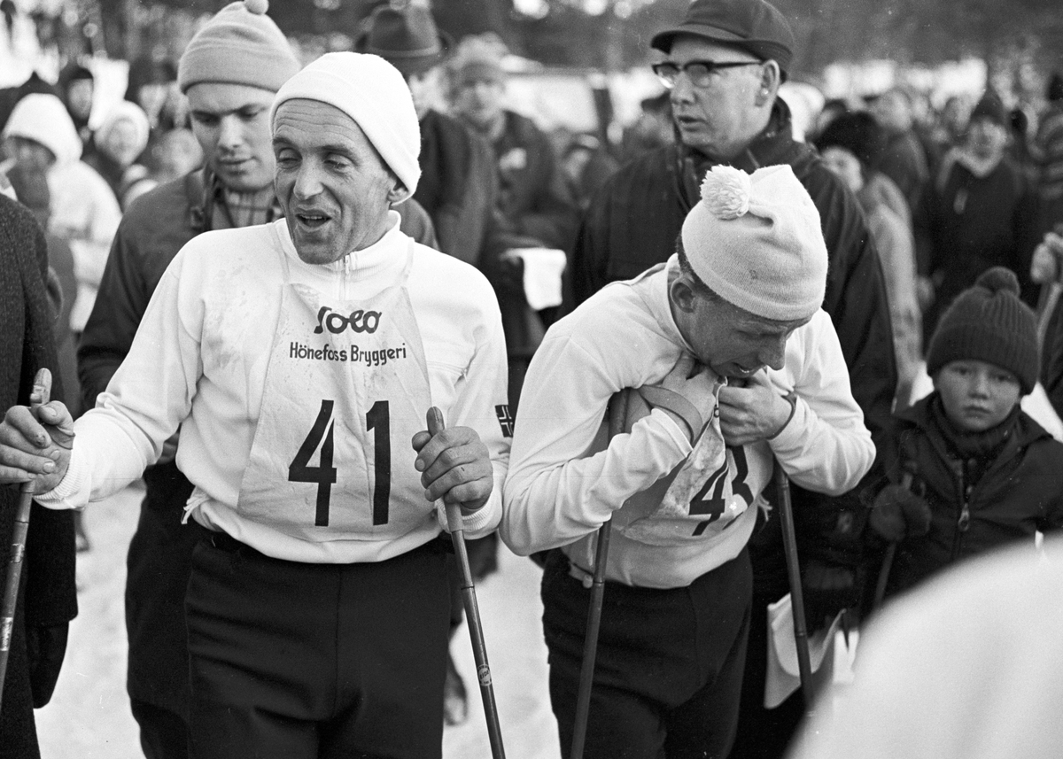 Skiløpere i målområdet, Ringkollrennet. Fotografert 13. januar 1964.