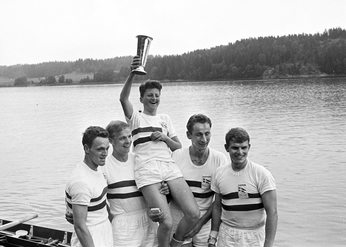 Fem danske mannlige roere, den ene holder en pokal, NM i roing. Fotografert 1965.