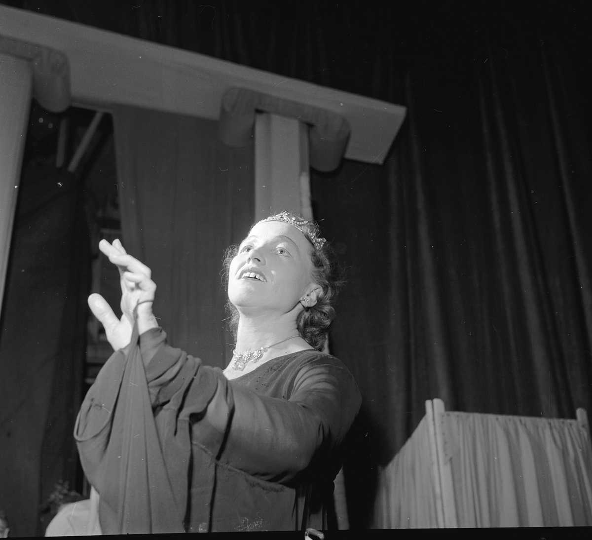 Oppsetningen av operaen "Tryllefløyten" på Edderkoppen. Kvinnelig sanger på scenen. Fotografert 14. november 1953.
