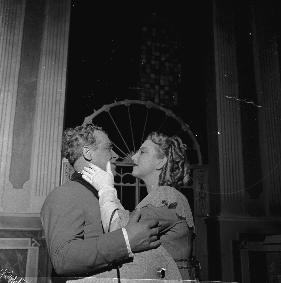 Oppsetning av "Tosca". To skuespiller sammen på scenen. Fotografert juni 1954.