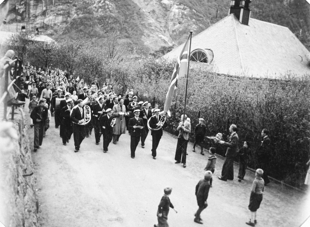 Folketog i Tyssedal etter frigjeringa i 1945.