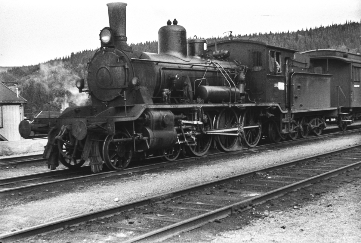 Damplokomotiv type 18c nr. 246 med godstog til Namsos på Grong stasjon.