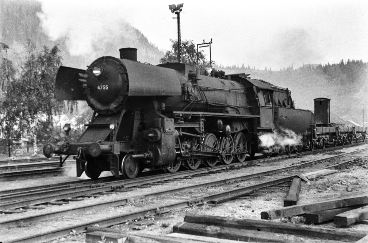 Damplokomotiv type 63a nr. 4755 med grustog på Støren stasjon.