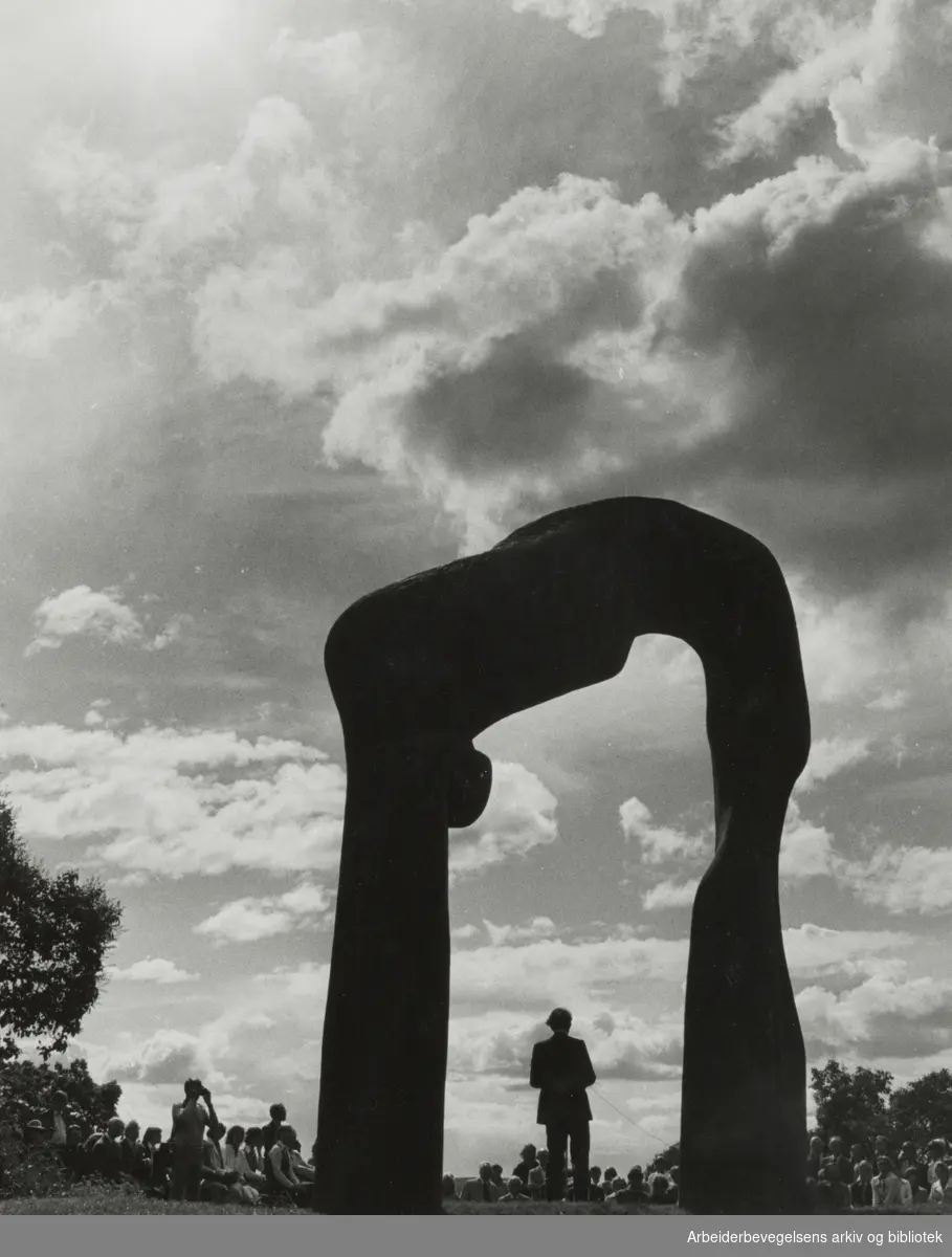 Bygdøy, Huksodden. Henty Moore´s skulptur. 26. august 1978