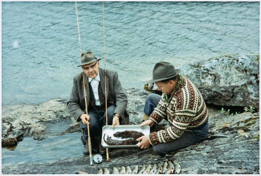 Fisketur med Sigvald Johnsen (t.v.) og Hans Andreassen (t.h). 14 små fisk og 2 mink. Fluefiske.