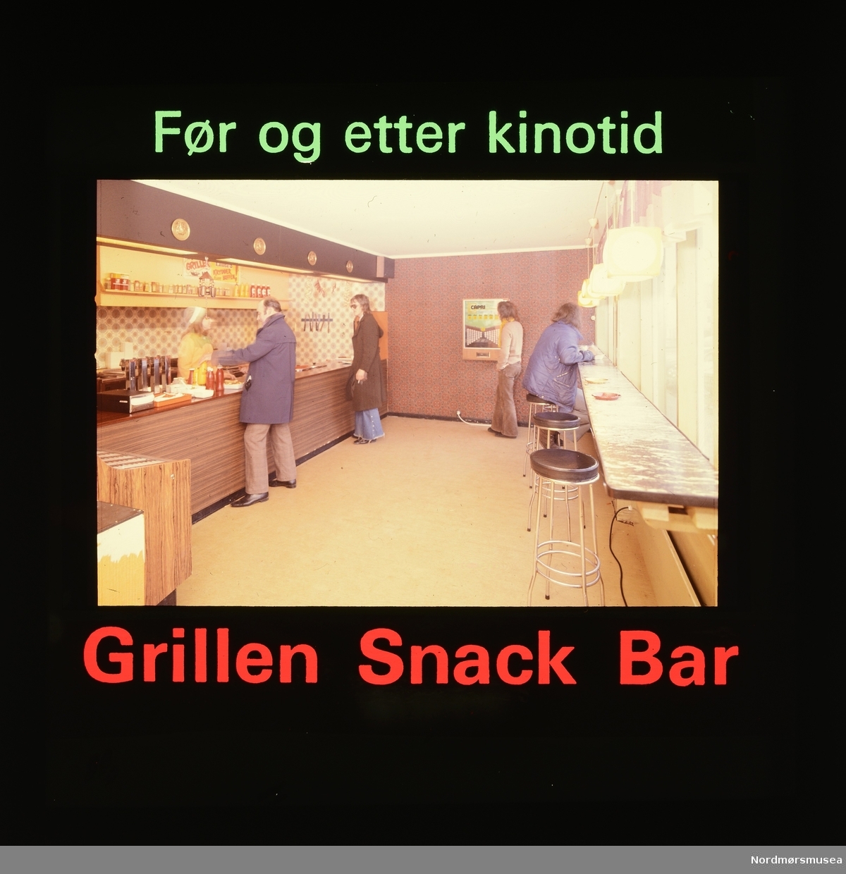 "Før og etter kinotid. Grillen Snack Bar" Fra en samling med kinoreklame i Kristiansund. Giver er Erling Sæther. Fra Nordmøre museums fotosamlinger.