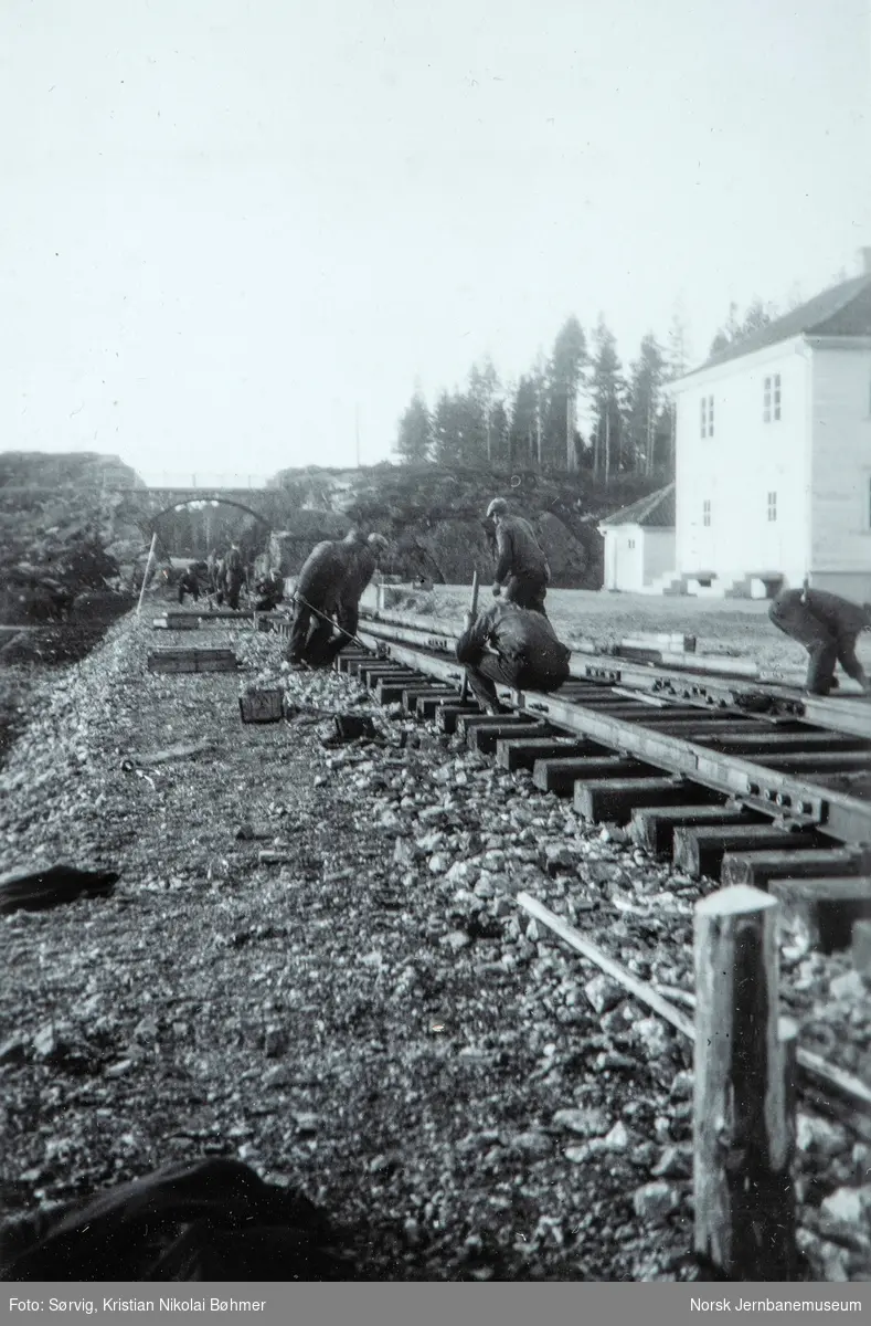 Fra byggingen av Sørlandsbanen. Skinnelegging ved Bjorvatn stoppested.
