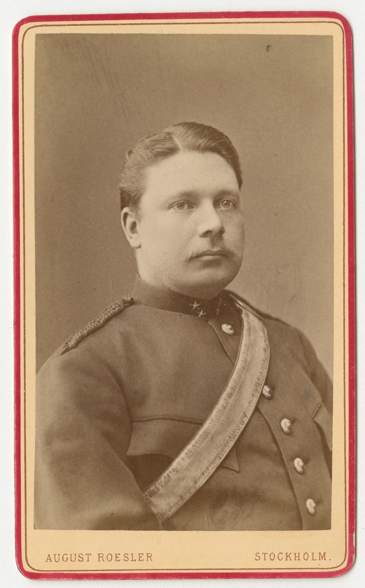 Porträtt av okänd löjtnant vid artilleriet.