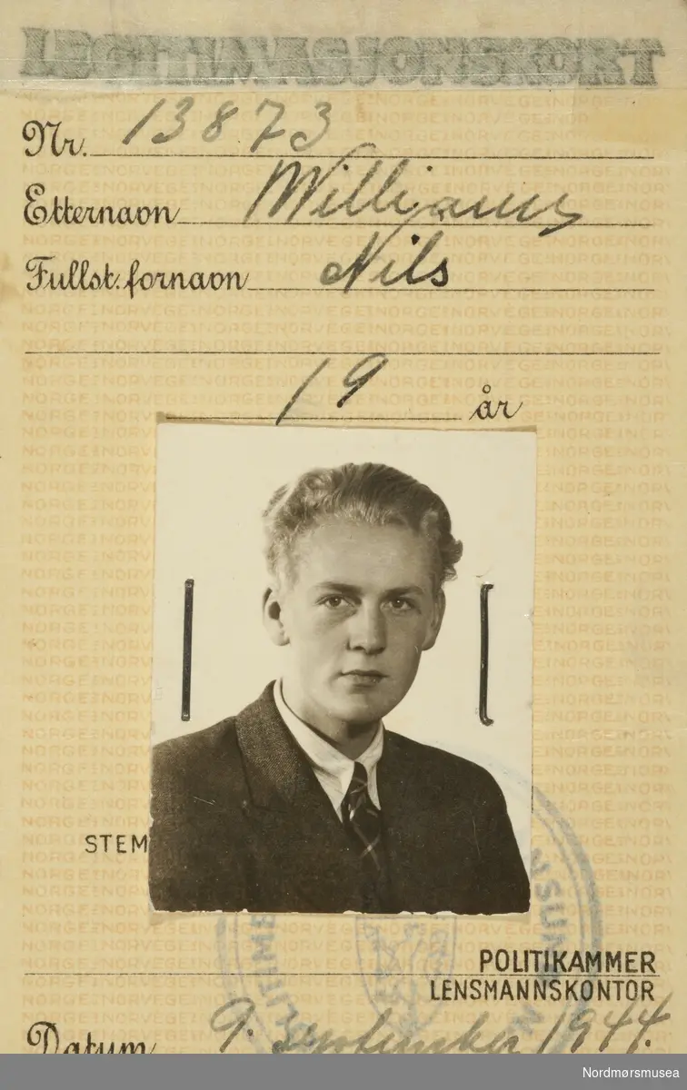Legitimasjonskort datert 9. september 1944 for Nils Williams. Fra Fru Williams fotoalbum. Eier av originalmaterialet er Gunnar Williams. Fra Nordmøre museums fotosamlinger.