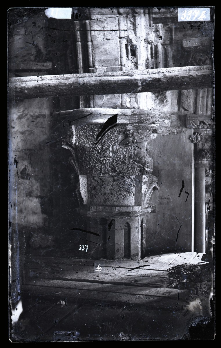 Kapitel på veggpilar ved korbueveggen, nordre side i koret i Nidarosdomen. Stillas rundt pilaren.
