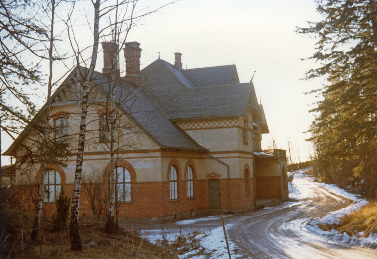 Karbennings sn.
Snytens järnvägsstation från vägen, 1971.