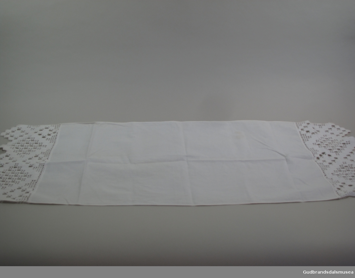 Avlangt pyntehåndkle i bomull med heklet bord i begge ender.