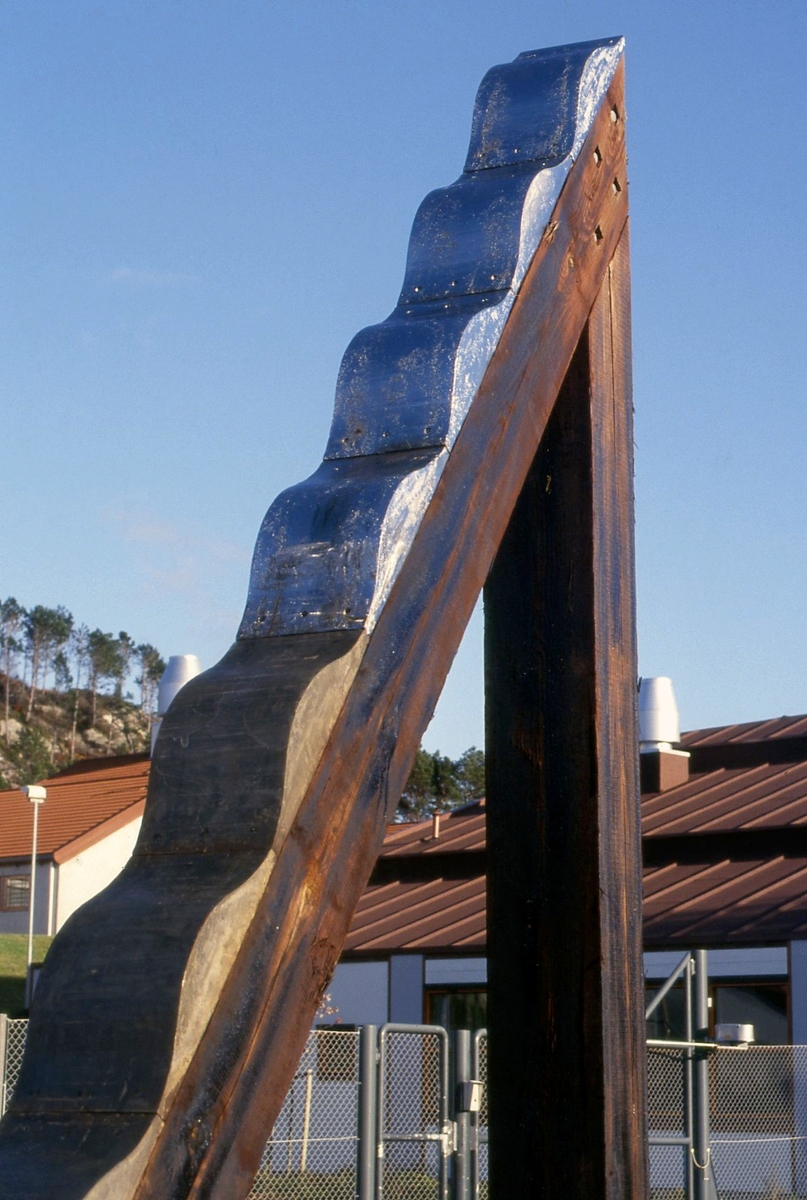 Skulpturen har form som en rettvinklet trekant  og består av 3 bjelker som er sammenboltet.  Verket er en del av en utsmykking som består av to skulpturer.