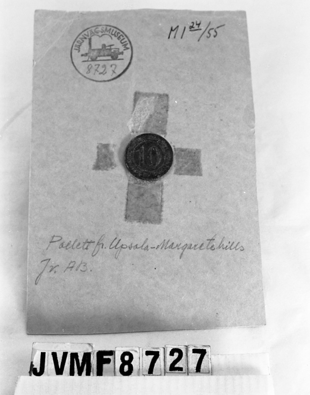 10-örespollett som använts vid Uppsala-Margaretehills järnväg. Monterad på papp.