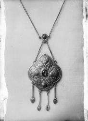 Halskjede og sølvbolle fra Josef Smejda ciselør- & guldsmedf