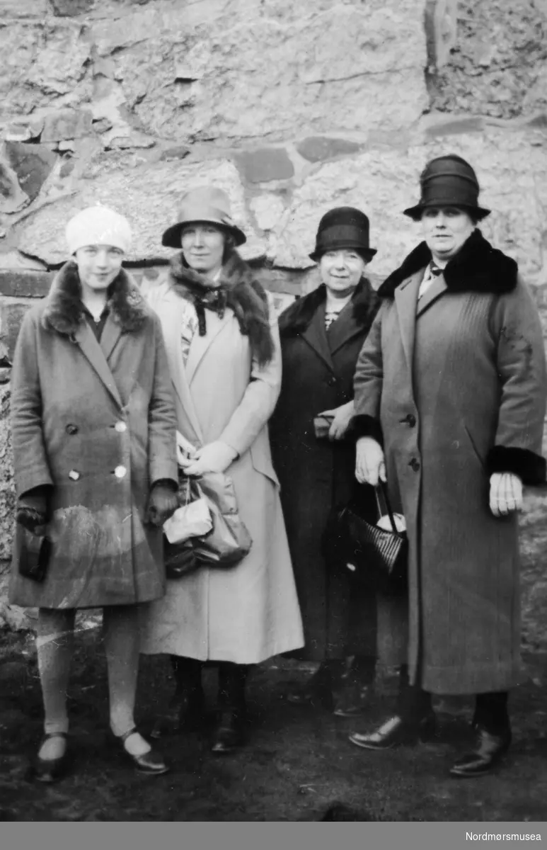 Fra venstre: Anna Thea Hveding, Christine Hveding (gift Knudtzon), Hanna Lovise Hveding f. 1861 og Anna Dorthea Hveding (Heyerdahl) f. 1874. Fra Nordmøre museums fotosamlinger.