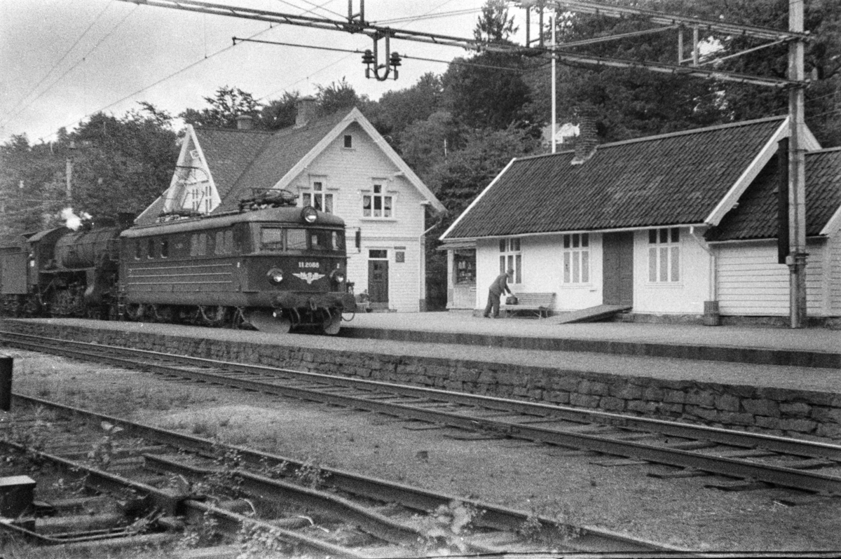 Elektrisk lokomotiv type El 11 nr. 2088 og damplokomotiv type 31b nr. 429 med tog på Fjøsanger stasjon.