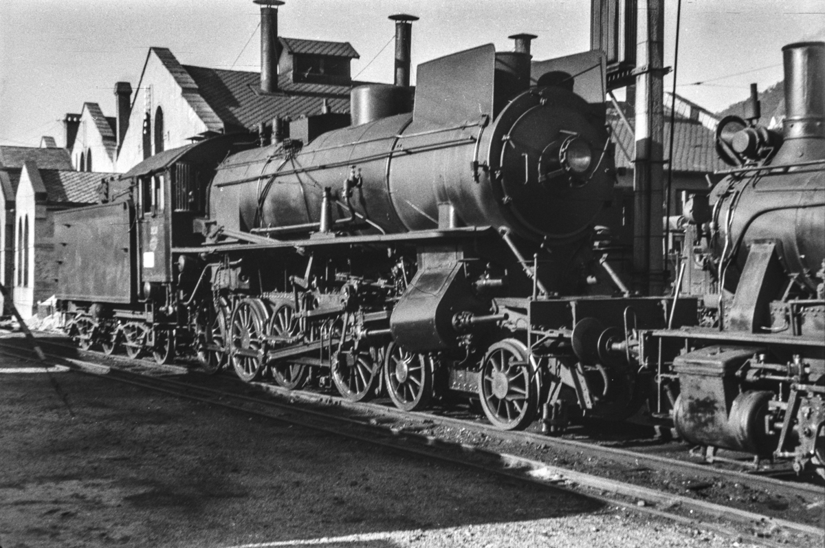 Damplokomotiv type 31a nr. 320 ved lokomotivstallen i Bergen.