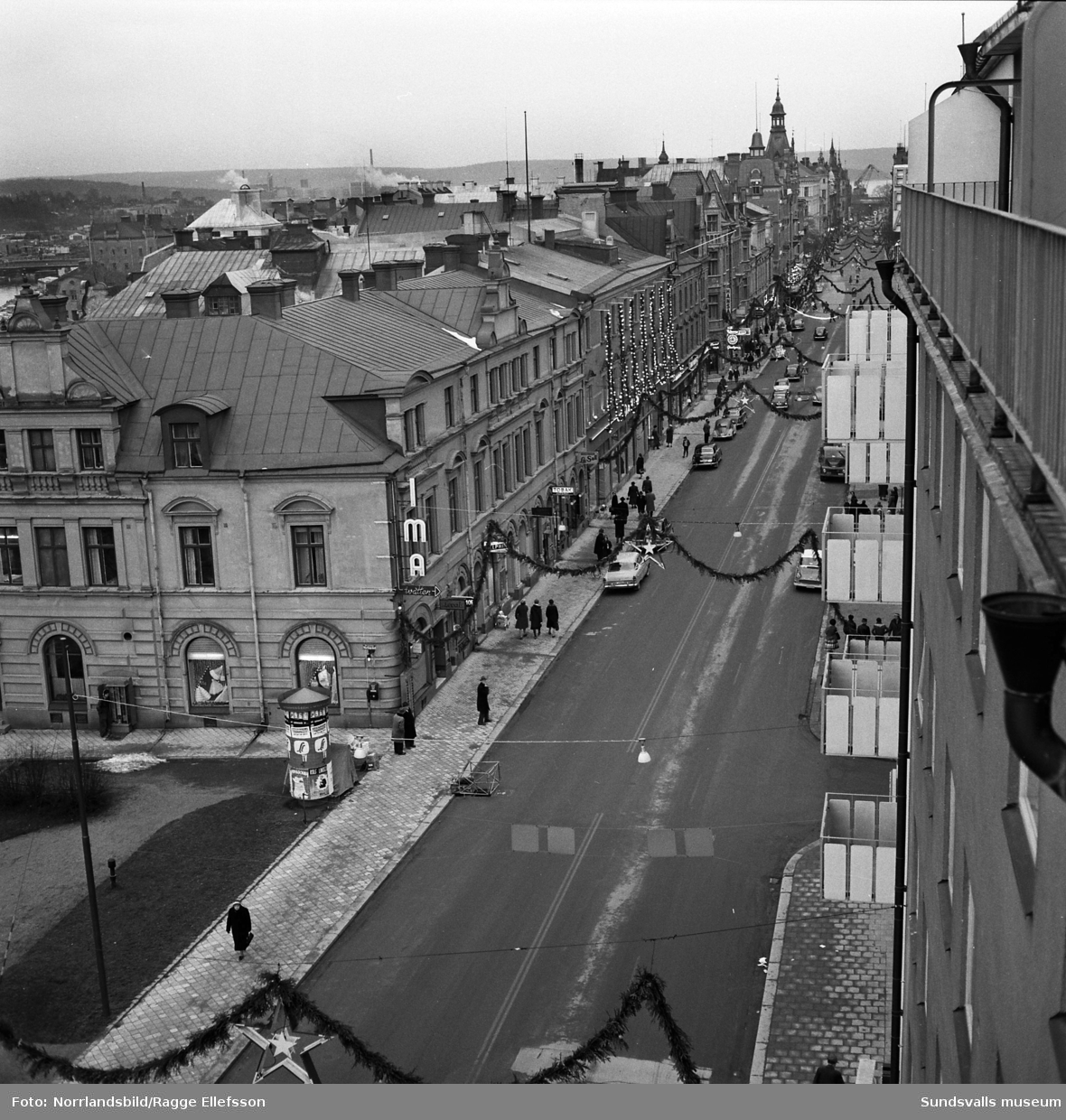 Storgatan i julskrud, fotograferat österut från 33:ans balkong.