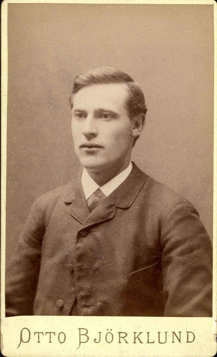 Porträtt (bröstbild, halvprofil) av en okänd man i kostym och stärkkrage med slips.

Bildtext: (baksidan) Selma Angels efterträdare, Otto Björklund, Halmstad, Fredrikswall.