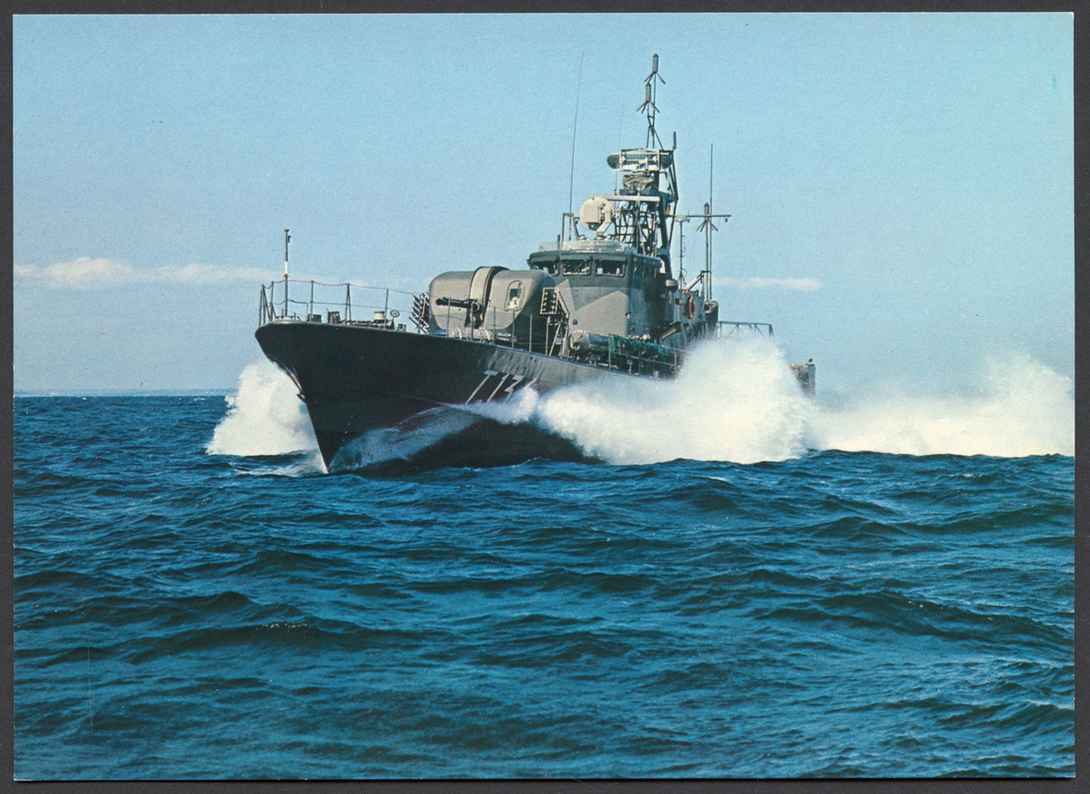 Bilden visar torpedbåten Varberg till sjöss i full fart.