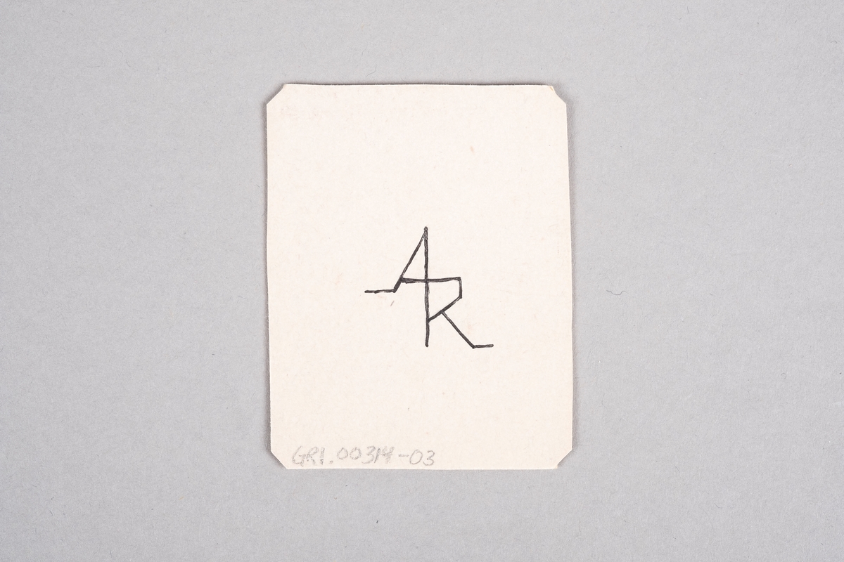 Håndlaget kort med påført tall og sparsymbol. På baksiden av kortet er det et monogram av initalene "AR".